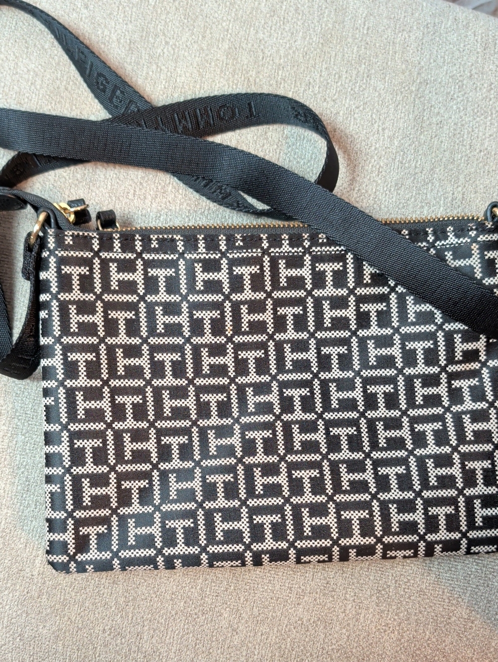Tommy Hilfiger Monogram Shoulder Bag Crossbody Like New - Picture 8 of 9